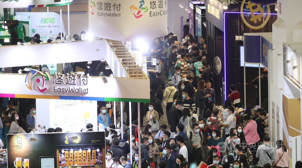 2020台北.金融博覽會27日起至29日在台北世貿一館熱鬧登場,匯集逾百家金融機構參展,現場分為4大展區,28日吸引許多民眾前往參觀。中央社記者張新偉攝 109年11月28日