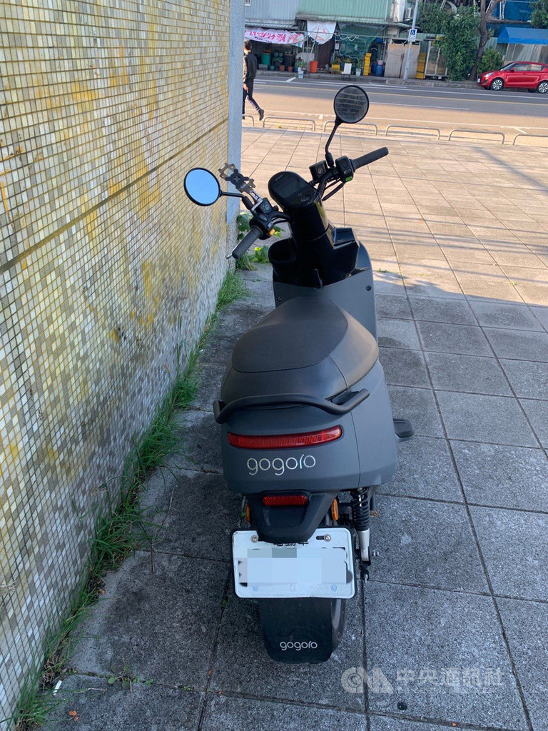 台北市萬華警分局28日宣布破獲搶奪案,47歲高姓男子騎贓車到廣州街夜市行搶,警方掌握相關事證後,27日前往高男住處逮人,找到犯案用贓車等物。(警方提供)中央社記者劉建邦傳真 109年11月28日