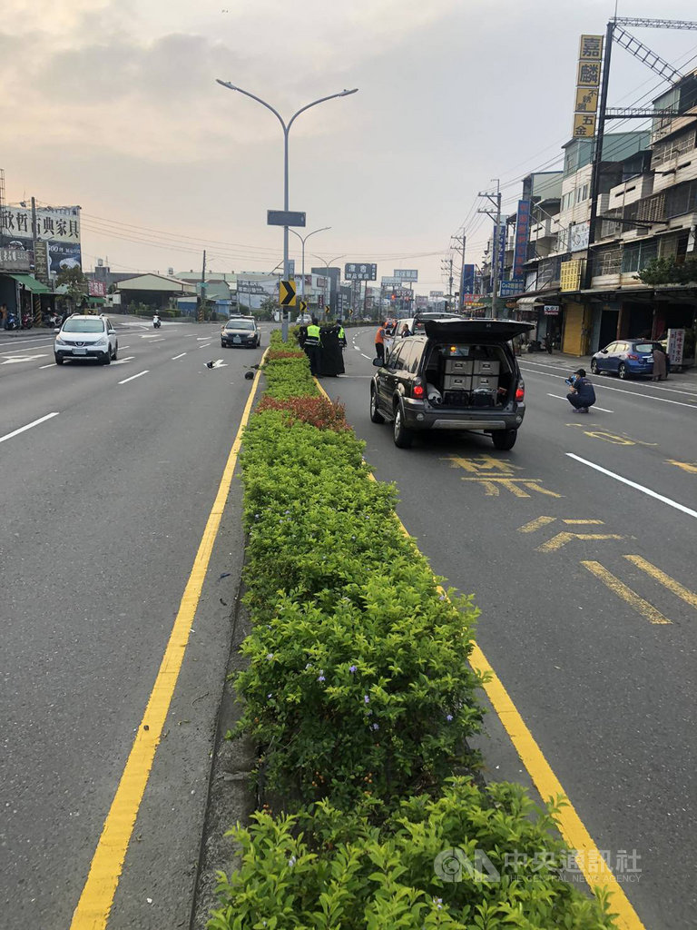 來台產學交換的22歲印尼籍莫姓男大生28日清晨在高雄騎車載同學、22歲印尼籍蘇姓男子時,因不明原因自撞中央分隔島,員警到場發現莫男已無生命跡象,蘇男骨折送醫。(高雄市警局仁武分局提供)中央社記者洪學廣傳真 109年11月28日