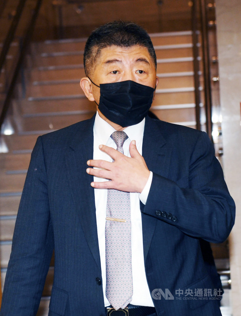 國內武漢肺炎境外移入個案近日大增,但27日公布資訊中,有多名印尼移工曾提出核酸檢驗陰性證明。衛福部長陳時中28日受訪表示,不排除各種可能性,各國檢驗技術、判別都有歧異,事實上很難辨別海外檢附的陰性報告真偽。中央社記者施宗暉攝 109年11月28日