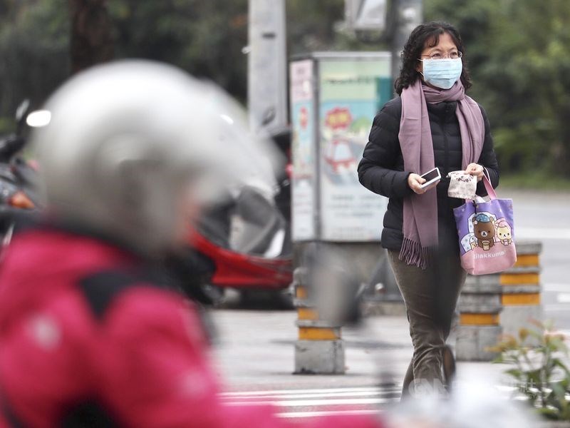 中央氣象局表示,中部以北及東北部29日晚間到30日清晨低溫約攝氏16度左右,空曠地區不排除出現14度低溫。(中央社檔案照片)