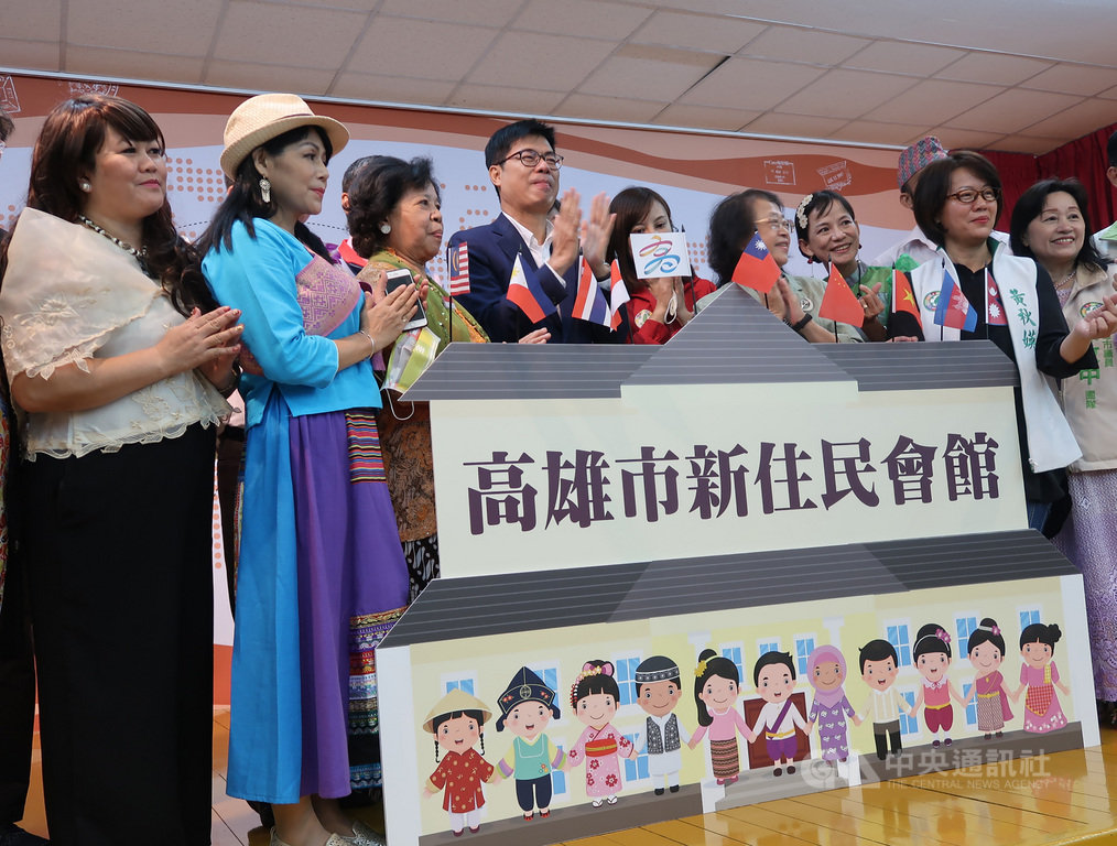 高雄市設立新住民會館29日舉行揭牌儀式,市長陳其邁(左4)出席,活動由新住民擔綱主持,並安排特色表演。中央社記者王淑芬攝 109年11月29日