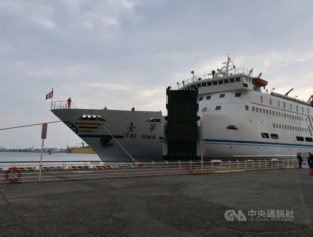 臺華輪29日啟動鍍金夕陽航線,搭載旅客從高雄新濱碼頭到小琉球,欣賞南台灣壯闊水域夕陽落日,往返航程約3小時。中央社記者王淑芬攝 109年11月29日