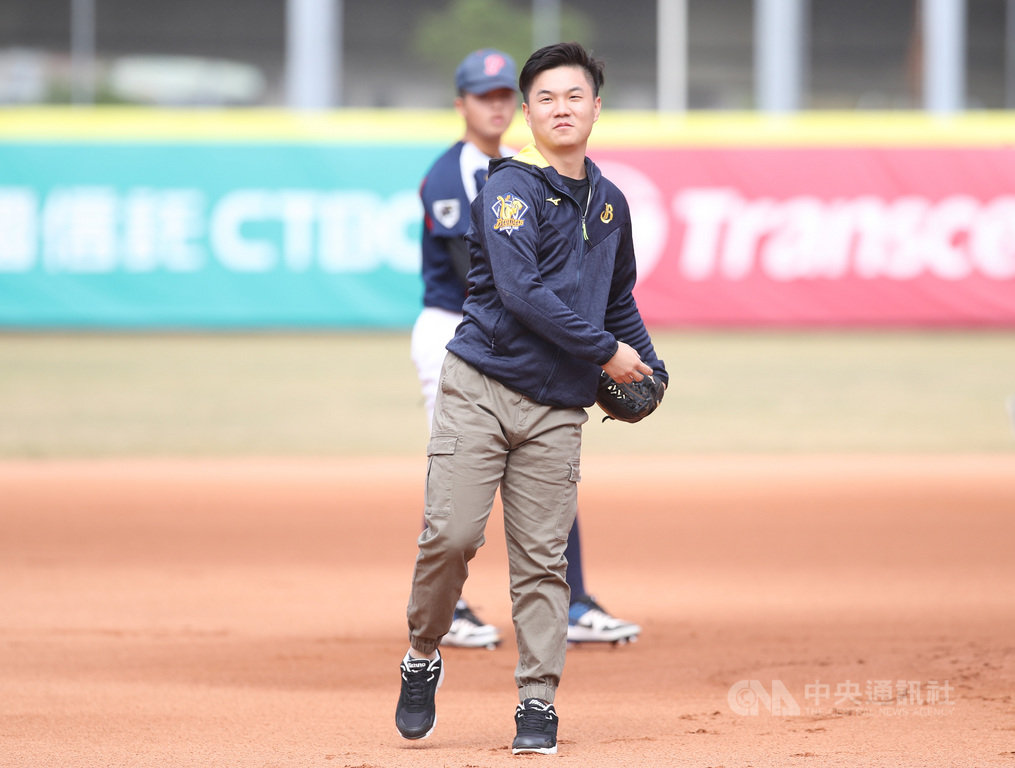 中華職棒中信兄弟江坤宇(圖)29日與吳東融一起到三重棒球場為黑豹旗開球,江坤宇是平鎮高中校友,在平鎮3年都有打黑豹旗,高二還拿下大會MVP。中央社記者張新偉攝 109年11月29日