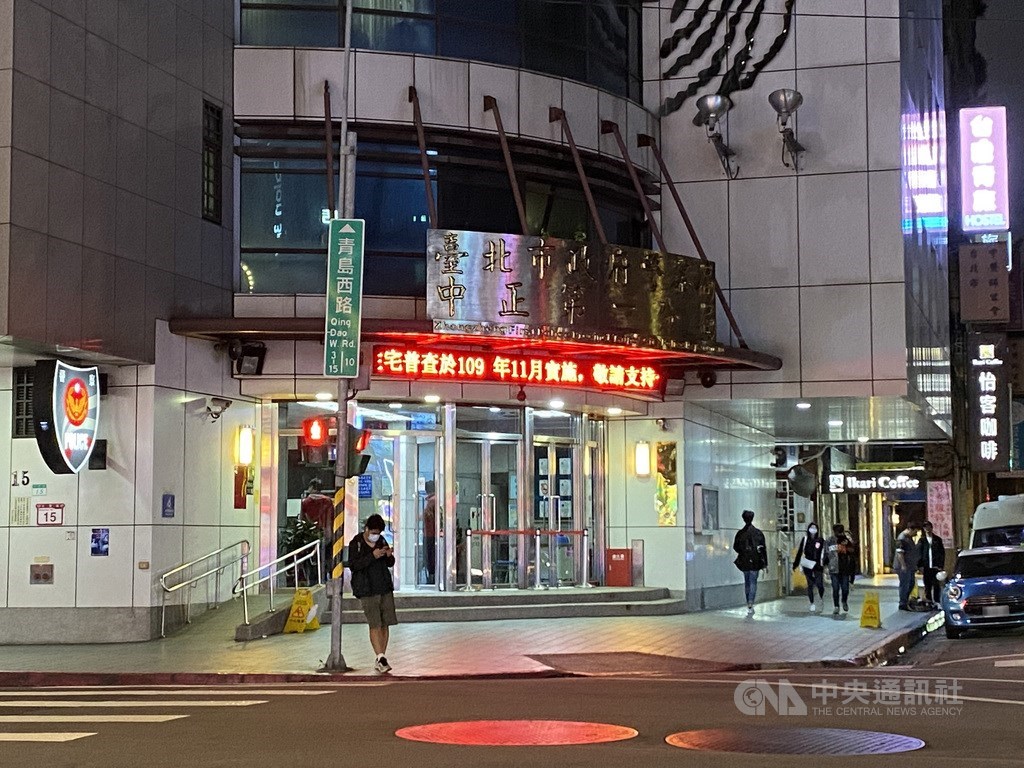 前行政院發言人丁怡銘因牛肉麵失言風波遭民眾和台北市議員檢舉。丁怡銘29日下午到台北市警察局中正第一分局作筆錄,全案詢後將於近日依涉食安法函送台北地檢署偵辦。中央社記者黃麗芸攝 109年11月29日