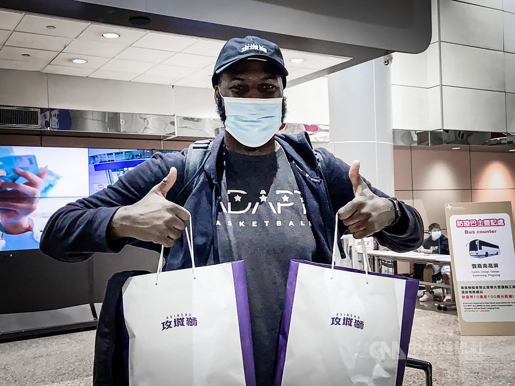 台灣職業籃球聯盟P.League+新竹攻城獅29日宣布,擁有4季美國職籃NBA資歷的洋將雷特(Julian Wright)28日已抵台,球團期許他未來能持續展現破壞力。(新竹攻城獅提供)中央社記者黃巧雯傳真 109年11月29日
