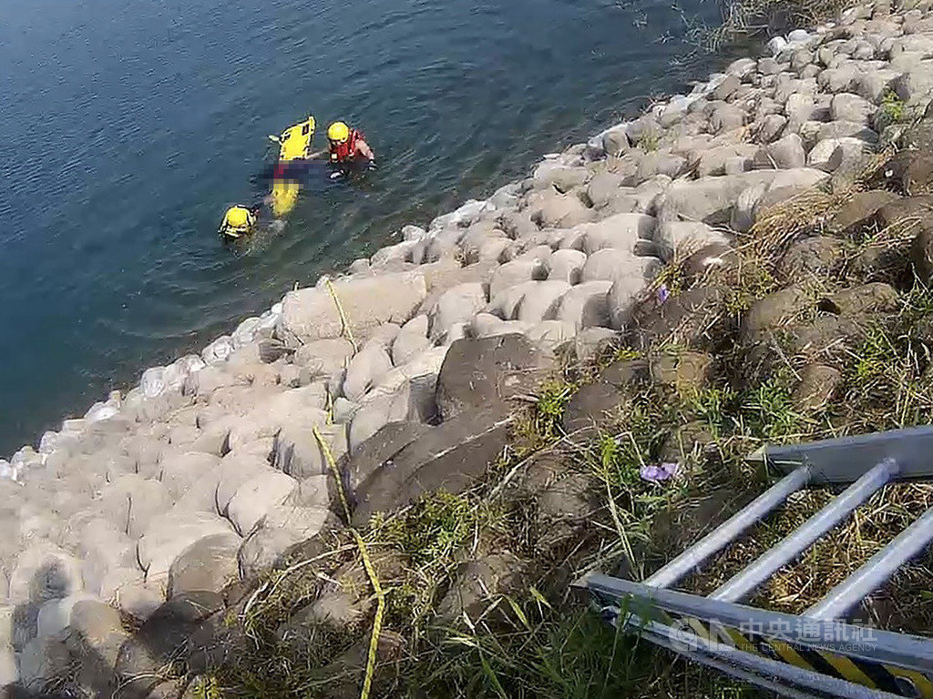 嘉義市消防局29日獲報一名男子浮在蘭潭水庫水面,派員前往救援,消防局表示,發現男子時,他已明顯死亡,警方正釐清死者身分。(嘉義市消防局提供)中央社記者蔡智明傳真 109年11月29日