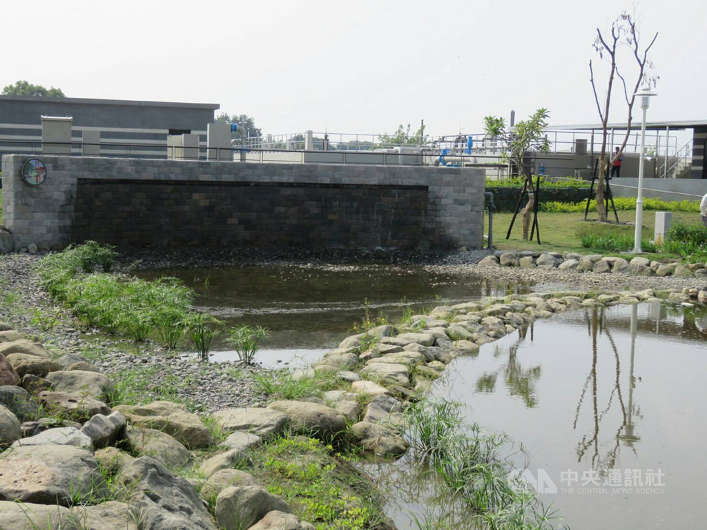 屏東萬丹興化廍排水長期受到民生和畜牧廢水污染,縣府在萬丹鄉設置甘棠水質淨化場,除設置水質處理單元外,也設置景觀公園可供附近民眾遊憩,29日正式運作。(屏東縣政府提供)中央社記者郭芷瑄傳真 109年11月29日