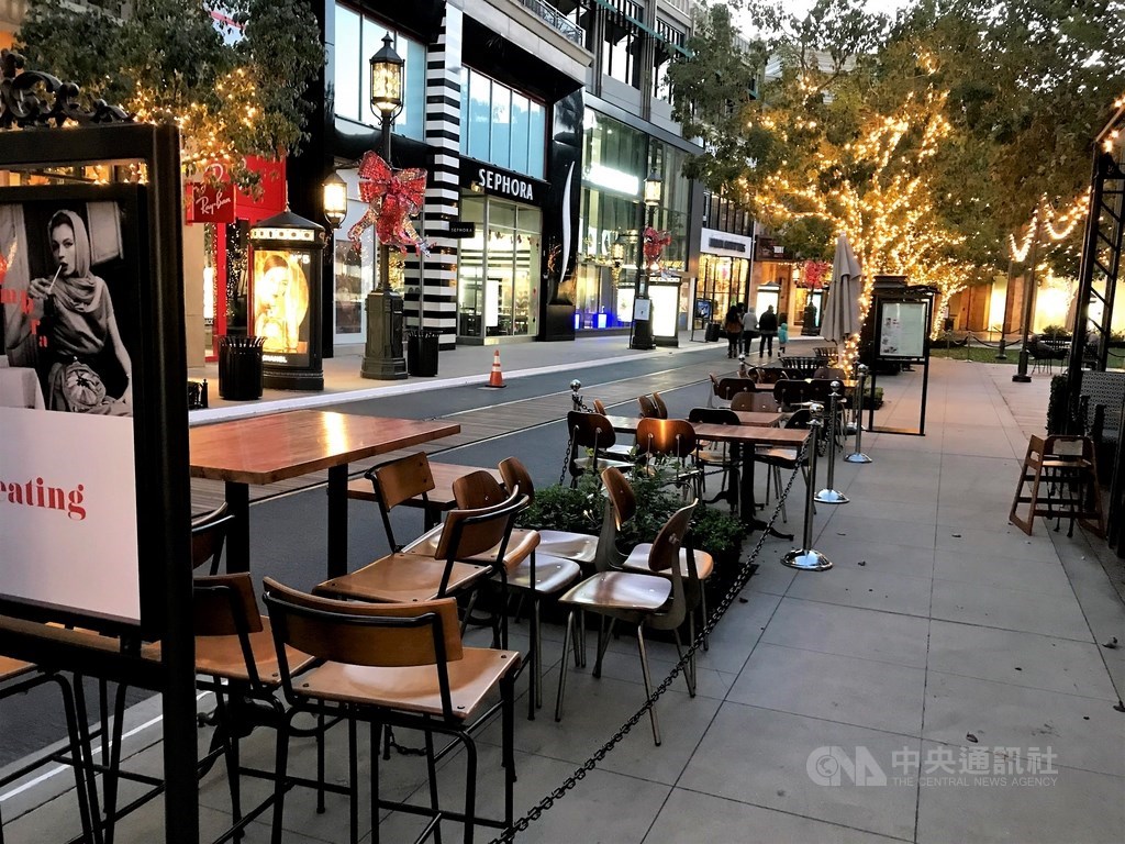 美國入秋之後疫情惡化,加州洛杉磯郡近日要求餐廳關閉戶外用餐區,只限外帶、外送。中央社記者林宏翰洛杉磯攝 109年11月27日