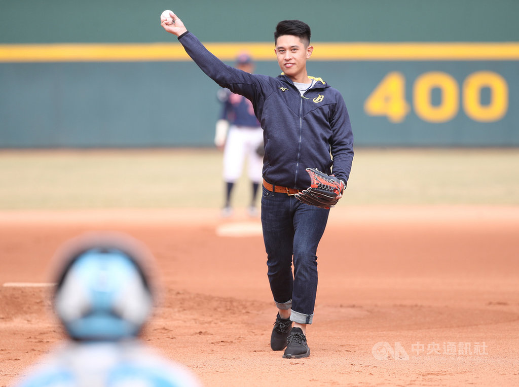 中華職棒中信兄弟吳東融(圖)29日到三重棒球場為黑豹旗開球,由於在擴編選秀被味全龍選走,可能是他在兄弟最後一個活動,他也表達與隊友相處5年相當不捨。中央社記者張新偉攝 109年11月29日
