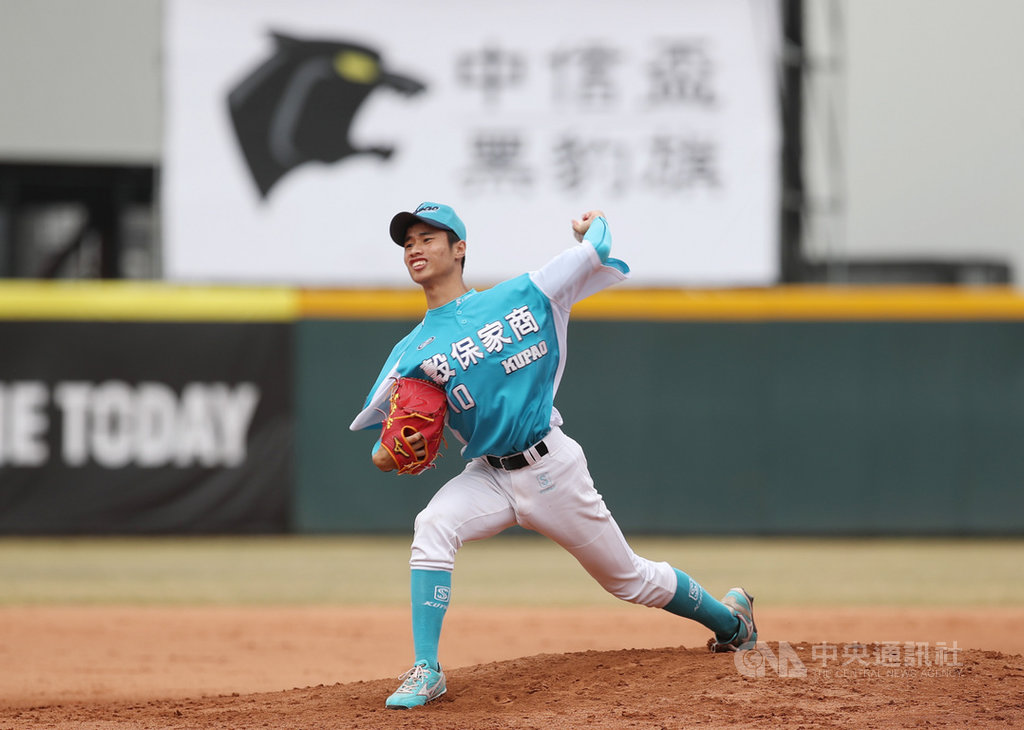 穀保家商29日在黑豹旗青棒決賽以0比6不敵平鎮高中,錯失冠軍,先發投手林昱珉(圖)用82球投6.2局,被敲6支安打,送出5次三振,失4分含2分責失,吞下敗投。中央社記者張新偉攝 109年11月29日