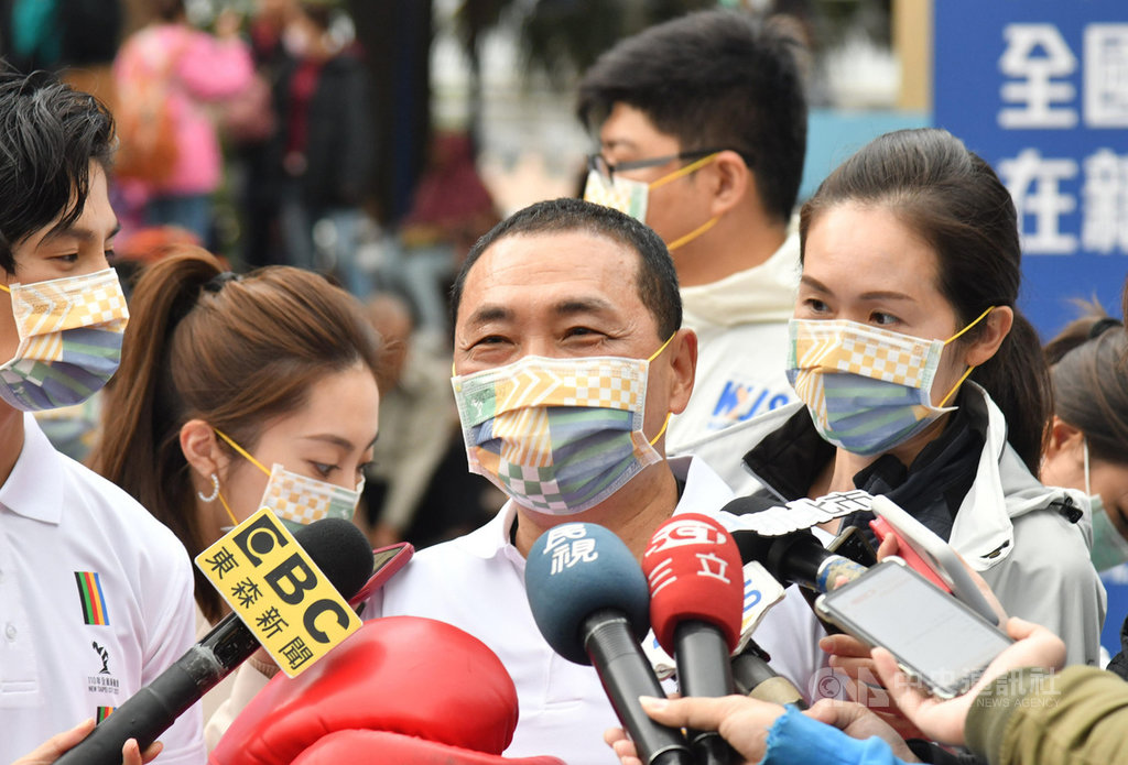 針對衛福部長陳時中可能參選下屆新北市長一事,新北市長侯友宜(右2)29日受訪表示,陳時中最重要的事情,要記得總統蔡英文說萊豬進來的時候標示清楚。中央社記者王鴻國攝 109年11月29日