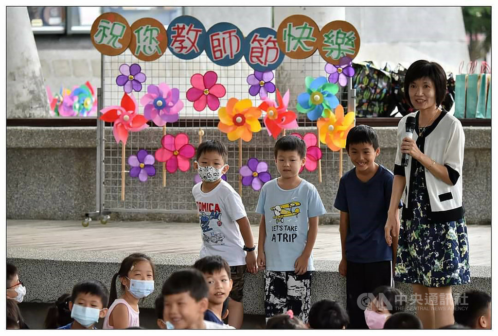 大坑國小校長趙秋英(後右)結合在地文心蘭產業,推動一系列教學設計課程,帶領學生探訪產業、培養藝術美學,獲選教育家部落格人物典範。(教育部提供)中央社記者許秩維傳真 109年11月29日