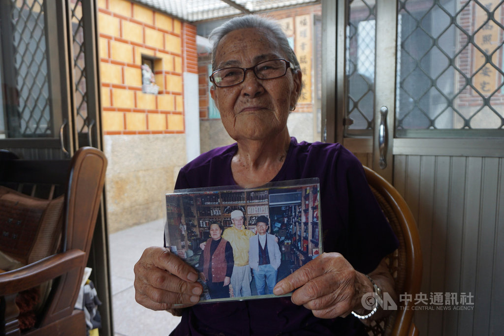 鄭由整88歲高齡的女兒鄭美英(圖)現仍住在金門溪邊村,她出示西方公司成員回訪金門的照片說,美方曾允諾協助修復洋樓,卻無以為繼,而她此生最大心願就是看到洋樓風華再現。中央社記者黃慧敏攝 109年11月29日