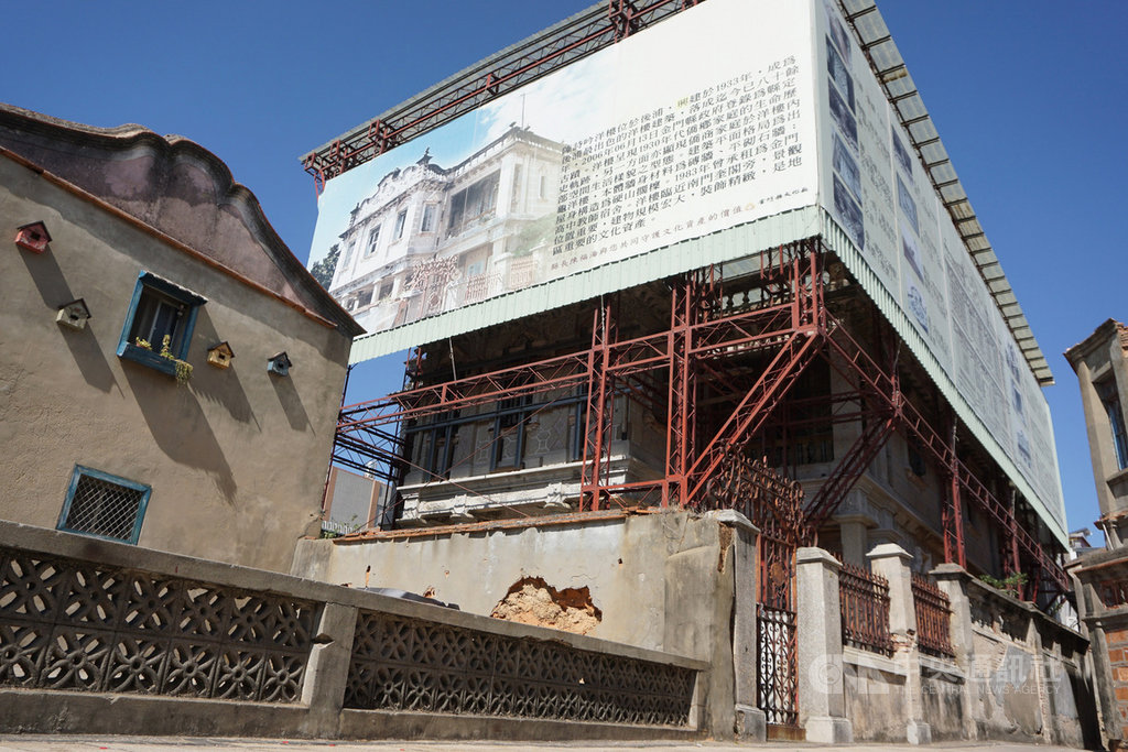 1933年完工的金門縣金城鎮陳詩吟洋樓,命運多舛又歷盡滄桑,但因後人意見不一,遲未展開修復。斑駁老宅隱身在大鋼架裡,彷彿藏著不可承受之重的歲月秘辛。中央社記者黃慧敏攝 109年11月29日