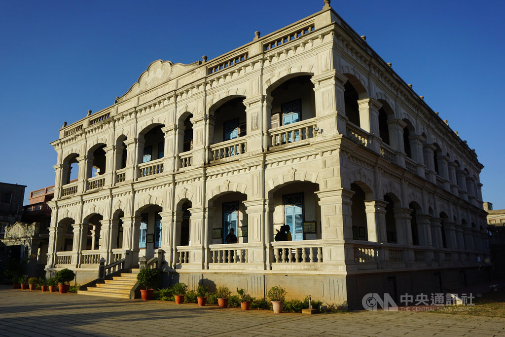 金門縣金湖鎮陳景蘭洋樓由南洋商僑陳景蘭返鄉興建,1921年完工。這棟2層樓建築,採磚木結構拱廊式建築風格,面寬七開間,氣勢雄壯,是金門規模最大洋樓。中央社記者黃慧敏攝 109年11月29日