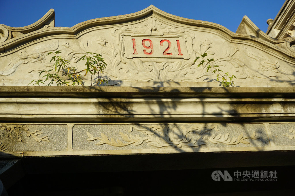 金門縣金湖鎮陳景蘭洋樓由南洋商僑親陳景蘭返鄉興建,洋樓以磚木結構呈現拱廊式建築風格,面寬七開間,氣勢雄壯,山牆上刻有「1921」字樣,明年將滿一百年。中央社記者黃慧敏攝 109年11月29日
