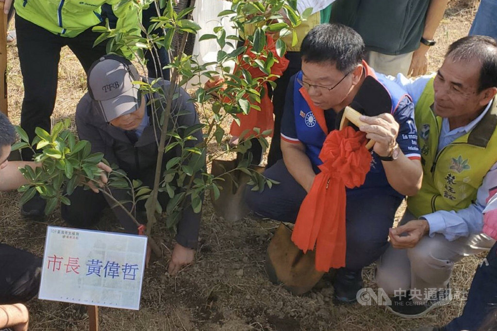 台南市政府與台灣原生植物保育協會29日在台灣蘭花生物科技園區辦理「台灣原生植物植樹活動」,台南市長黃偉哲(左)親手植樹。(台南市政府提供)中央社記者楊思瑞台南傳真 109年11月29日