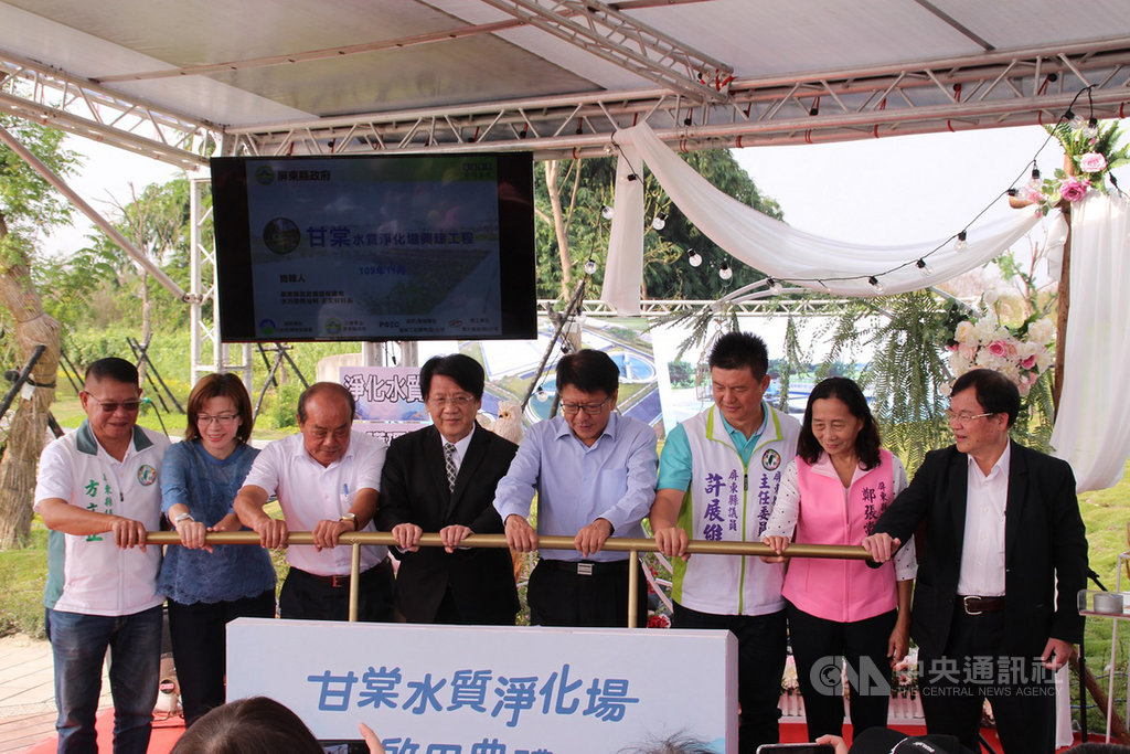 屏東萬丹興化廍排水長期受到民生和畜牧廢水污染,縣府在萬丹鄉設置甘棠水質淨化場,29日正式運作,縣長潘孟安(右4)與環保署副署長蔡鴻德(左4)等人出席啟用典禮。(屏東縣政府提供)中央社記者郭芷瑄傳真 109年11月29日