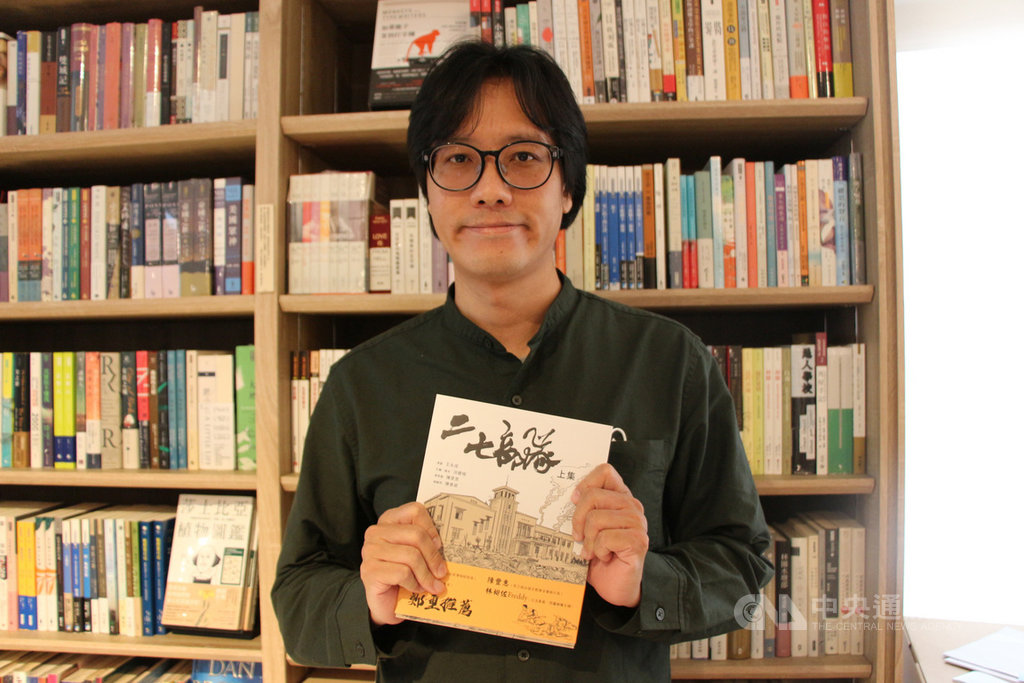 以二二八事件中台中民軍二七部隊為題材的漫畫「二七部隊上集」,29日在台中中央書局舉辦新書發表會,繪者王永成(圖)表示,這本漫畫每一頁都曾經是先人的血淚印記,固然沉重,卻是他人生重要的里程碑。中央社記者蘇木春攝 109年11月29日