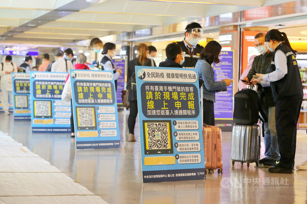 移民署國境事務大隊29日表示,受到武漢肺炎(2019冠狀病毒疾病,COVID-19)疫情影響,桃園國際機場入境人數從年初銳減,隨著秋冬防疫專案即將上路,桃機近日入境人數出現短暫增加的現象。中央社記者吳睿騏桃園機場攝 109年11月29日