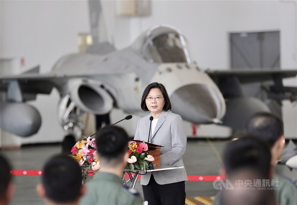 總統蔡英文(中)晚間透過臉書貼文指出,29日是中華民國空軍100歲生日,她邀請民眾,為忠勇無畏的空軍英雄們,留下最美好的祝福。圖為蔡英文9月22日赴澎湖視導空軍「天駒部隊」。(中央社檔案照片)