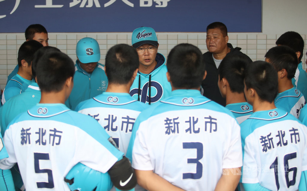 黑豹旗全國高中棒球大賽29日穀保家商在決賽不敵平鎮高中,不過這次穀保陣中高三球員只有4個,總教練周宗志(中)賽後跟選手喊話,希望高一、二球員吸收大賽冠軍戰的經驗,這才是最想要看到的。中央社記者張新偉攝 109年11月29日