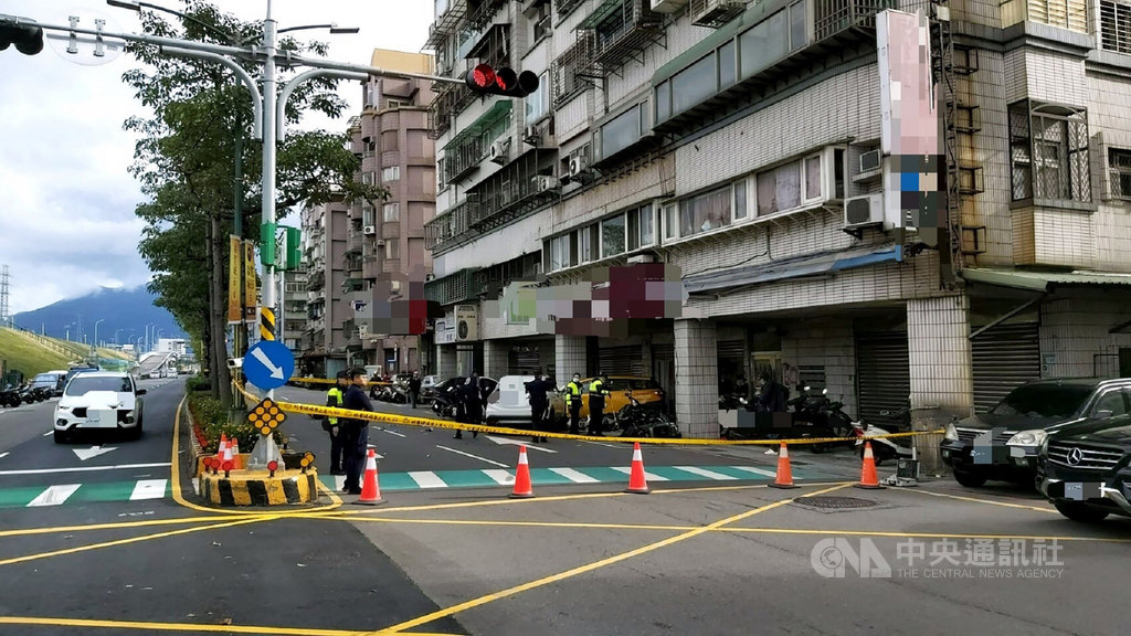新北市蘆洲環堤大道29日發生一起自小客車和機車的車禍,女騎士送醫急救後仍宣告不治。警方現場拉起封鎖線就車禍原因進行蒐證。(翻攝照片)中央社記者王鴻國傳真 109年11月29日