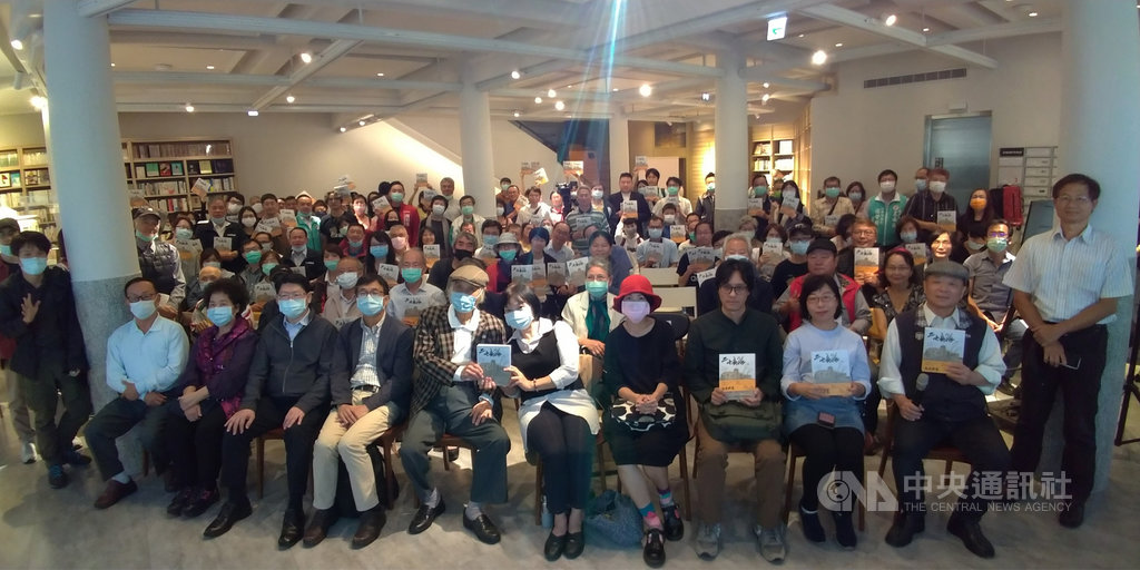 台中市新文化協會歷經一年時間,以二二八事件中台中民軍二七部隊為題材,繪製漫畫「二七部隊上集」,29 日舉辦新書發表會,吸引滿場民眾參與。中央社記者蘇木春攝 109年11月29日