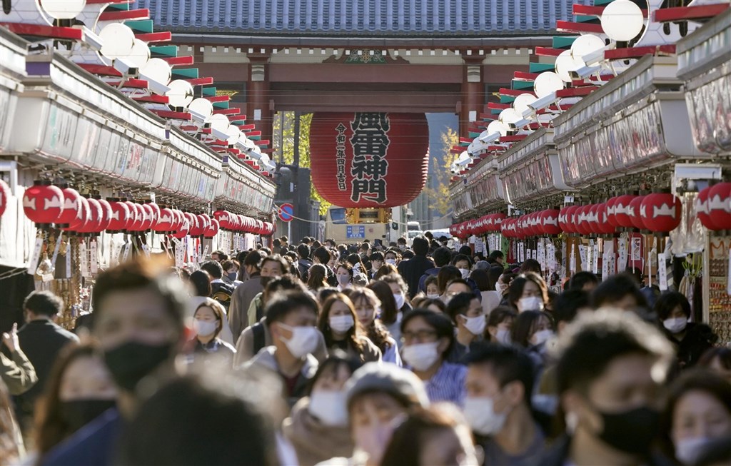 日本武漢肺炎疫情持續延燒,28日單日確診與累計重症患者數雙創新高紀錄。圖為28日東京淺草遊客眾多。(共同社)