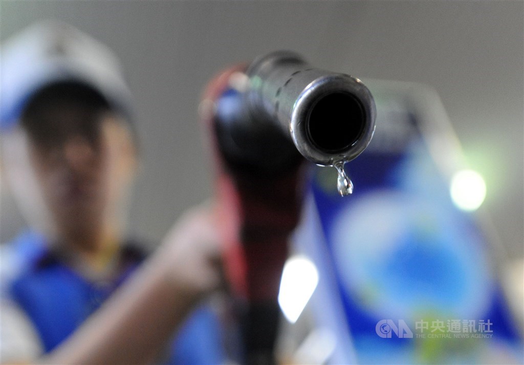 台灣中油宣布,30日凌晨零時起,汽、柴油每公升各調漲新台幣0.2元。(中央社檔案照片)