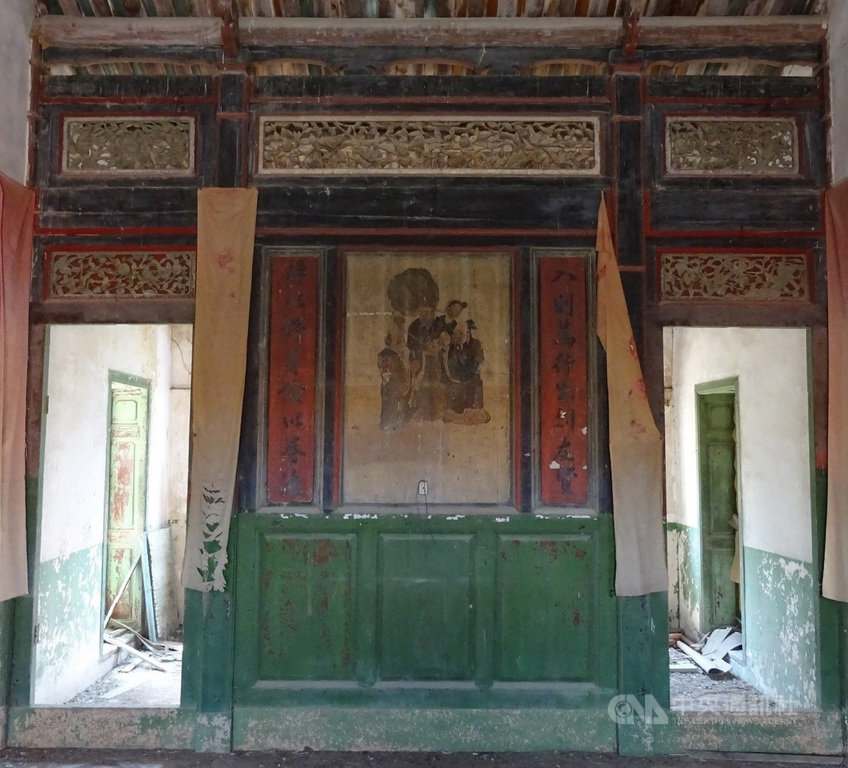 金門縣歷史建築鄭由整洋樓逐漸崩壞,金門大學建築系副教授袁興言研判,5年前拍攝的主棟二樓明窗木格扇門應該已坍塌,建議必須及早修復洋樓。(袁興言提供)中央社記者黃慧敏傳真 109年11月29日