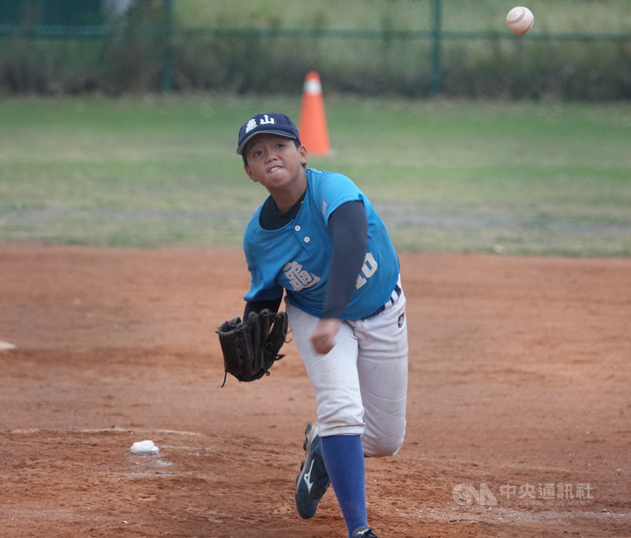 2020年第8屆徐生明盃國際少棒錦標賽,桃園市龜山國小29日一日兩勝贏得不輕鬆,主力投手之一劉任右(圖)與高雄市金潭國小比賽中繼登板,投1局飆2K沒被敲出安打、無失分。中央社記者謝靜雯攝 109年11月29日