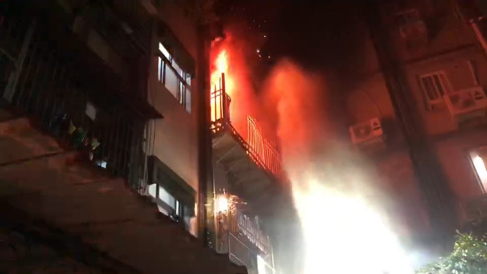 新北市新莊區泰順街29日凌晨一處公寓3樓發生火警,媽媽帶12歲兒子及9歲女兒跳樓逃生獲救。(翻攝畫面)中央社記者王鴻國傳真 109年11月29日