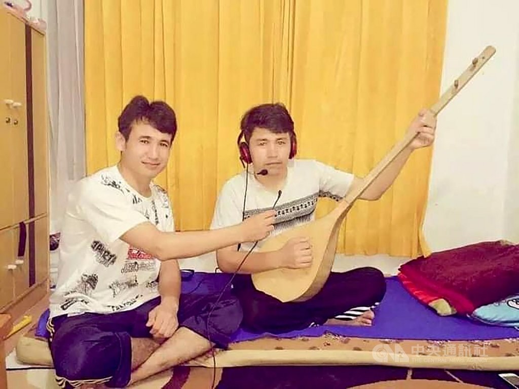 阿富汗難民卡西姆(左)10月底陳屍印尼棉蘭看守所,看守所說他自縊,表哥賈法(右)及其他難民提出疑點,指控看守所沒有提供卡西姆必要醫療,盼查明真相。(賈法提供)中央社記者石秀娟棉蘭傳真 109年11月30日