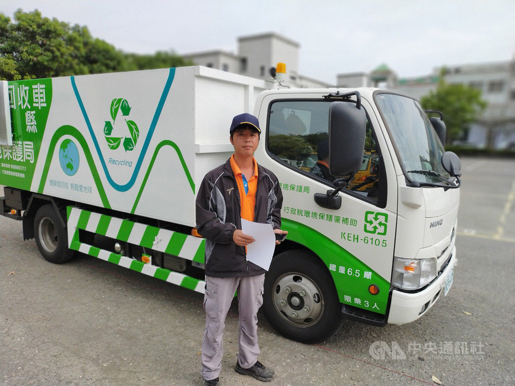 雲林縣林內鄉清潔隊28日晚間發生火警,7輛工作車毀損,環保署協助調度嘉義縣資源回收車支援,30日上午已抵達清潔隊,加入清運行列。(林內鄉公所提供)中央社記者姜宜菁傳真 109年11月30日