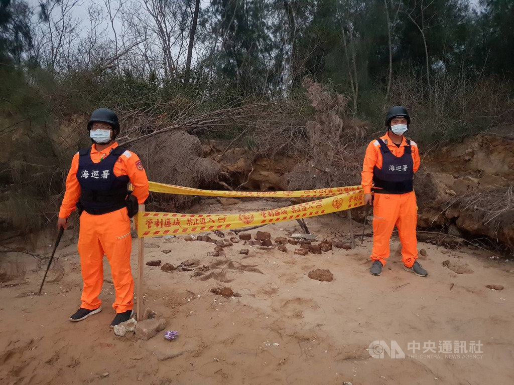 金門縣烈嶼鄉雙口岸際被發現多枚疑似未爆地雷,金防部未爆彈處理小組及排雷小組人員30日前往處理,確認為M3式和M2式地雷18枚,因彈體鏽蝕,引信毀損,無立即危險,軍方帶回處置。(民眾提供)中央社記者黃慧敏傳真 109年11月30日