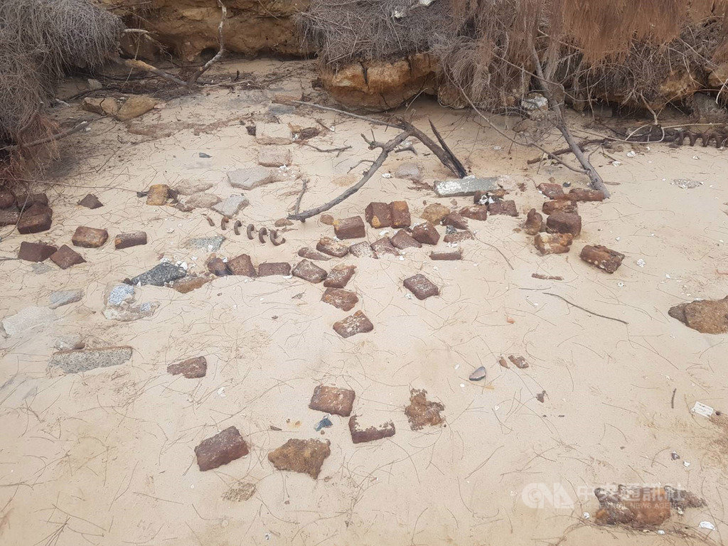 金門生態觀察家洪清漳在烈嶼鄉海岸發現多枚地雷殘體,已由軍方人員帶回處置。洪清漳30日表示,由於海岸地形地貌不斷改變,研判會有更多的地雷出土。(民眾提供)中央社記者黃慧敏傳真 109年11月30日