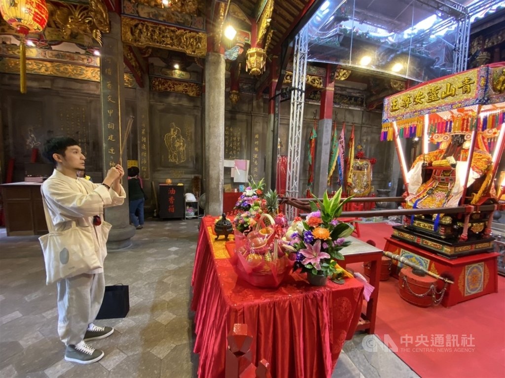 青山宮靈安尊王將在12月6日舉行一年一度的正日遶境,總統蔡英文將贈「紅綾伴駕」,這條紅綾是由曾獲金鐘獎最佳美術設計的李育昇親自操刀。(文總提供)中央社記者葉素萍傳真 109年11月30日