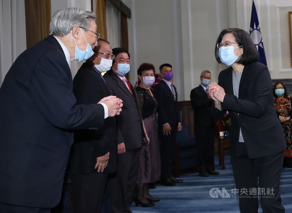 總統蔡英文(前右)30日在總統府接見109年度參與監所教化及保護事業有功人士及團體,並拱手致意;蔡總統表示,期待讓更多的陽光照耀到收容人、更生人的生命中,形成正面的支持力量。中央社記者鄭傑文攝 109年11月30日
