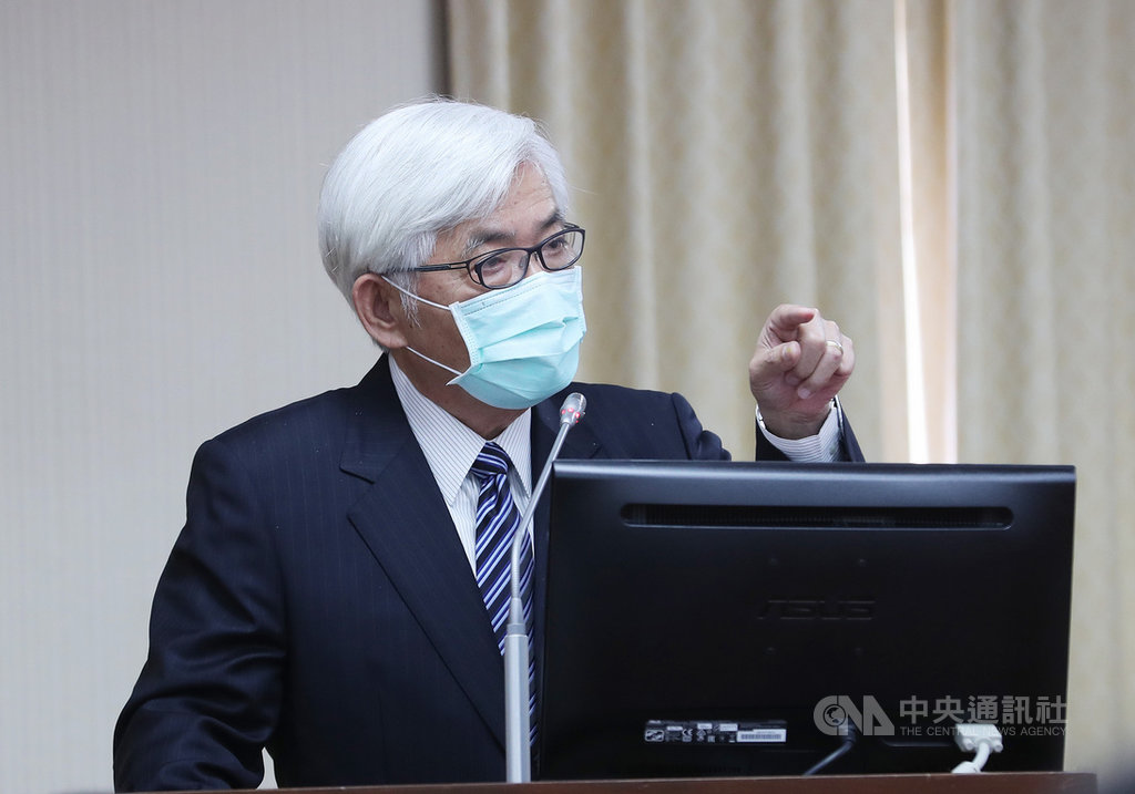 中選會主委李進勇30日在立法院表示,選務電子化是重要方向,第一步是公投的電子連署,若一味追求電子化而喪失選務的可信賴性,「這樣的風險是不值得去冒」。中央社記者張皓安攝 109年11月30日