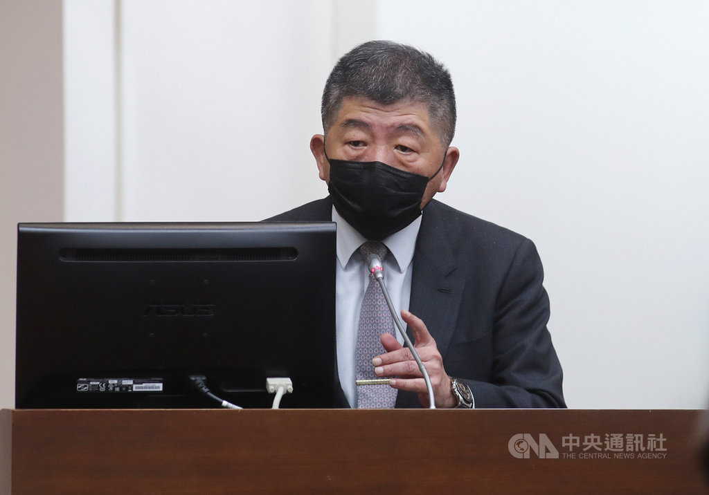 衛福部長陳時中30日在立法院財政委員會表示,外界關注110年健保費率,健保會日前決議兩案併陳,他可能會偏向兩案的中間,因為兩案都各有不同考量,衛福部會做好考量再送行政院。中央社記者張皓安攝 109年11月30日