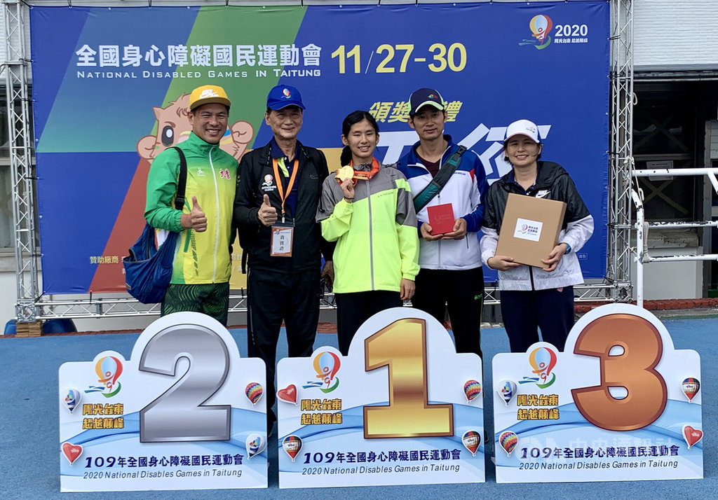 109年全國身心障礙國民運動會30日順利閉幕,代表台中市出賽的聽障田徑好手許樂(中)29日在女子100公尺跨欄項目,以14秒18刷新聽障奧運世界紀錄。(台東縣政府提供)中央社記者李先鳳傳真 109年11月30日