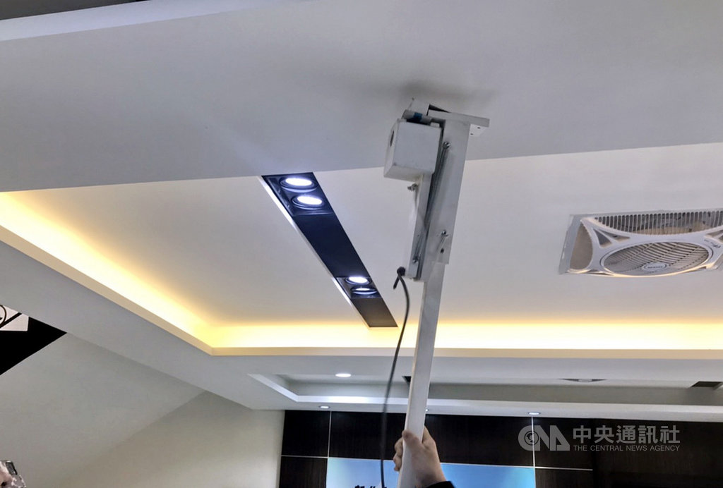 新北市永和警分局30日表示,永和區57歲徐姓男子因長期遭受鄰居樓板牆面噪音困擾,彼此不睦,徐男決意報復,深夜或不定時於自家以「震樓神器」連續敲擊住宅樓板牆面,製造震動或擾人噪音,妨害鄰居睡眠及居住安寧,鄰居們不堪其擾,集體提告徐男。(翻攝畫面)中央社記者黃旭昇新北市傳真 109年11月30日