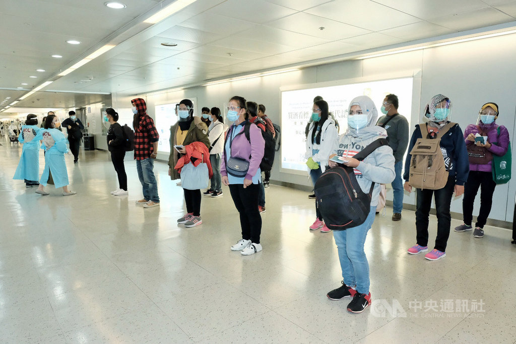 中央流行疫情指揮中心30日表示,有鑑於印尼武漢肺炎(2019冠狀病毒疾病,COVID-19)疫情嚴峻,宣布從12 月4日至17日,將暫停引進印尼籍移工入境來台工作2週。中央社記者吳睿騏桃園機場攝 109年11月30日