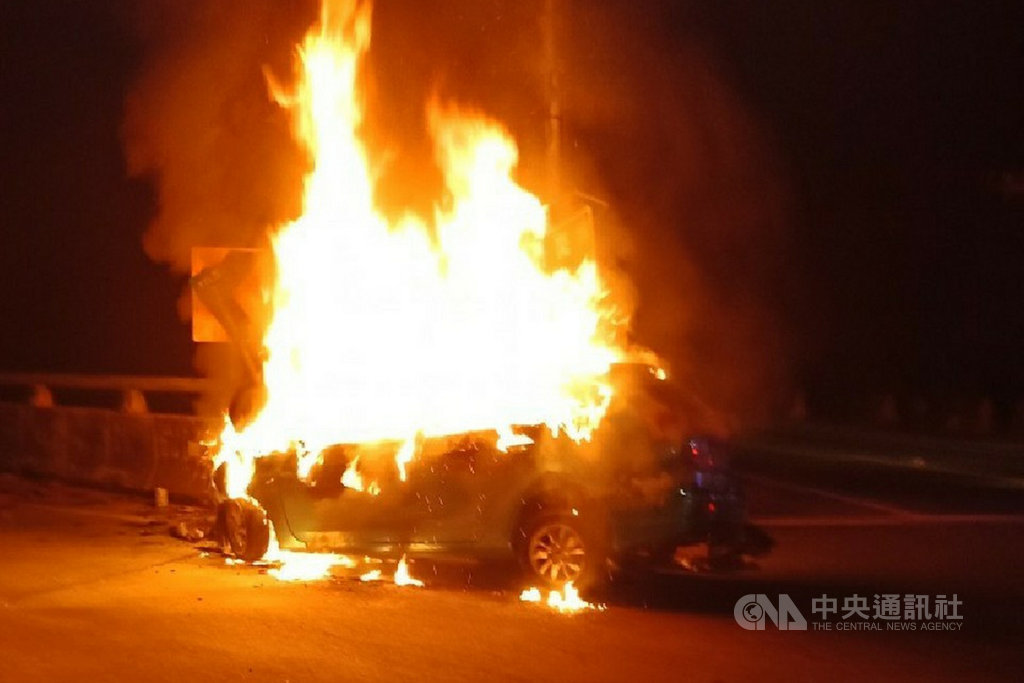 邱姓男子30日凌晨駕駛自小客車行經台南市玉井區竹圍里台3線路段時自撞護欄,導致車輛起火燃燒,邱男受困車內,逃生不及而喪生。(讀者提供)中央社記者楊思瑞台南傳真 109年11月30日