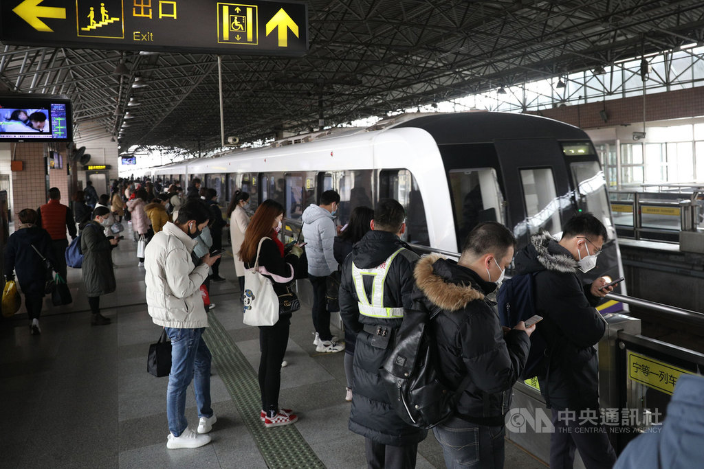 12月1日起上海地鐵新規定上路,正式禁止手機聲音外放,將會對違規者進行勸導。圖為上海地鐵等車乘客。(中新社提供)中央社 109年11月30日