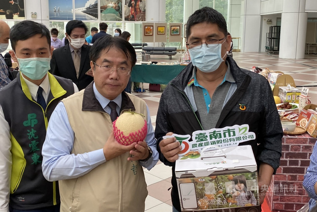 台南市政府農業局30日在永華市政中心舉辦「台南電商平台2.0-台南專區」宣傳記者會,市長黃偉哲(前左)推薦優質哈密瓜。(台南市政府提供)中央社記者楊思瑞台南傳真 109年11月30日