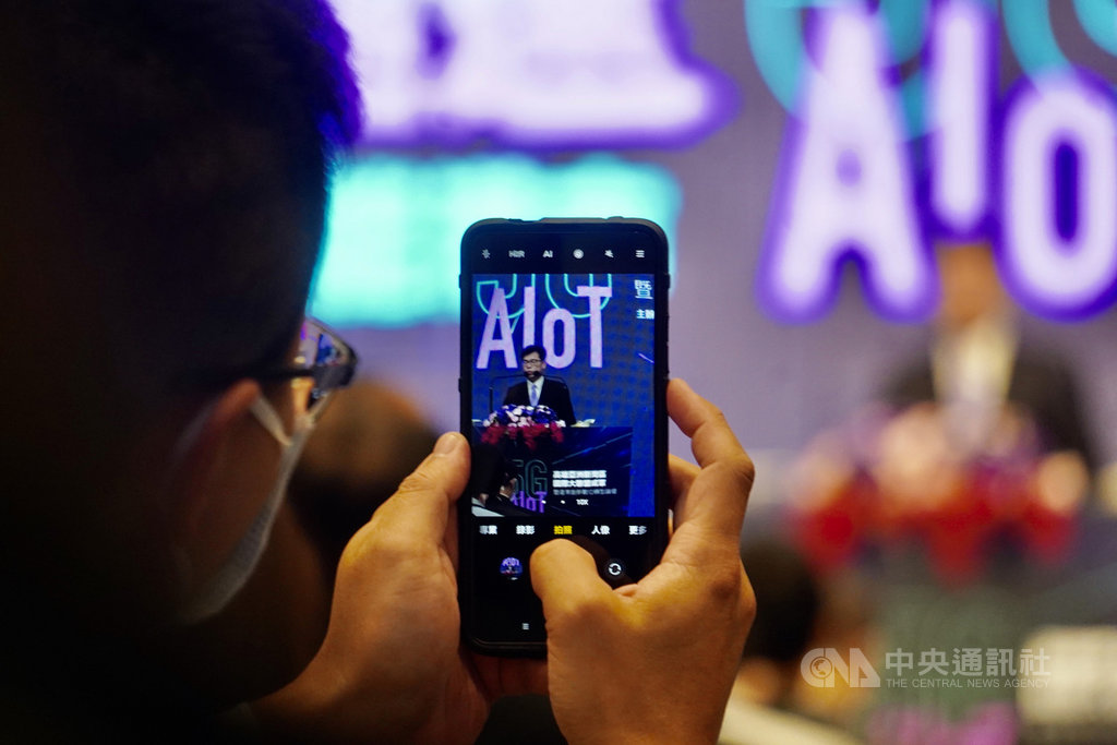 全台首創的「亞洲新灣區5G AIoT國際大聯盟」30日在高雄正式成軍,高雄市長陳其邁出席記者會並致詞,與會者拿起手機搶拍留念。中央社記者董俊志攝 109年11月30日