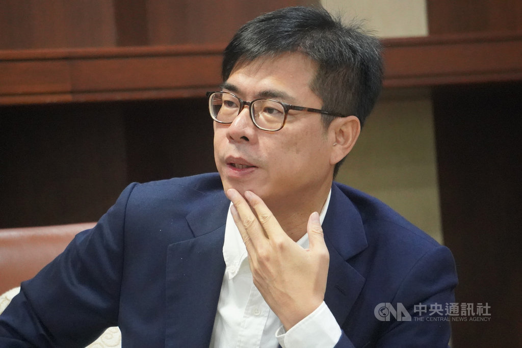 高雄市長陳其邁在接受中央社專訪時,被問到對現階段施政的看法,他抿嘴沉思了一下說,「2年前選舉落敗、心想已經沒有下一步了」;沒想到峰迴路轉的人生道路,他說:「我很珍惜這一步;顧高雄、做不好就很對不起大家了」。中央社記者董俊志攝 109年11月30日